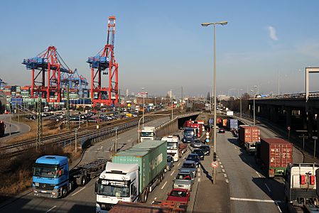 011_17404 - Lastwagen und Personenkraftwagen (PKW) warten im Stau vor der Abfertigung des Zollamts Hamburg Waltershof.