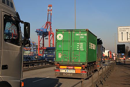 011_17405 - Lastkraftwagen mit Container beladen fahren Richtung Burchardkai / Eurokai, um ihre Ladung dort abzuliefern.