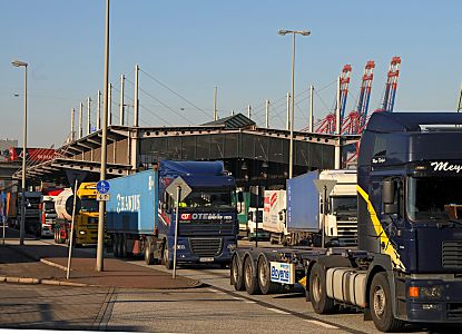 011_17407 - der Lastwagenverkehr am Hamburger Zoll im Freihafen ist sehr stark - das Nadelhr an der Khlbrandbrcke  / Waltershof soll durch Umbauarbeiten  entlastet werden.