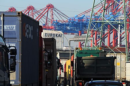 011_17408 - dicht gedrngt stehen die Fahrzeuge an der Zollstation Waltershof; im Hintergrund die Containerkrne des Containerterminals Eurogate am Waltershofer Hafen.