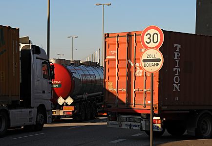 011_17409 - das Schild " Zoll Douane " weist auf die bevorstehende Zollkontrolle hin. 