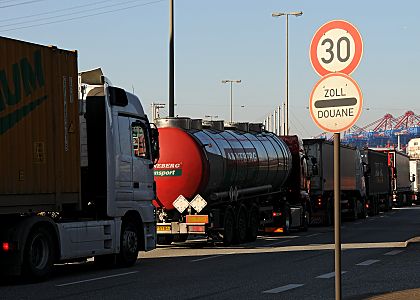 011_17410 - eine lange Schlange von Lastkraftwagen wartet an der Zollkontrolle auf den Durchlass; im Hinter- grund rechts die Ladekrne vom Container Terminal Eurogate