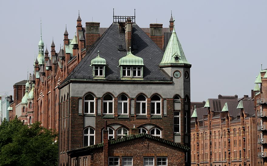 11_17545 Hamburg Fotos - Bilder Hamburgs --  Blick auf die Dcher und Kupfer-Giebel der historischen Speicherstadt Hamburg - der historische Lagerkomplex der Hamburger Grnderzeit ist eine Touristenattraktion und steht unter Denkmalschutz. 