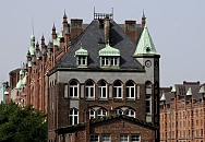 11_17545 Blick auf die Dcher und Kupfer-Giebel der historischen Speicherstadt Hamburg - der historische Lagerkomplex der Hamburger Grnderzeit ist eine Touristenattraktion und steht unter Denkmalschutz.