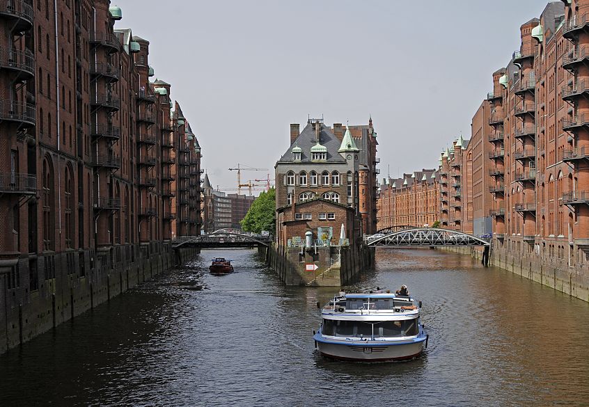 11_17547 Barkassen der Hamburger Fleetrundfahrt und Hafenrundfahrt kommen von den Landungsbrcken und fahren durch den Hollndisch Brookfleet. Links und rechts die Brcken der Dienerreihe; lks. im Hintergrund Krne auf der Baustelle der Hamburger Hafencity.