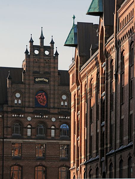 11_17549 Fotografien Hamburgs Bilder von Hamburg -- Giebel in der historischen Speicherstadt Hamburgs - links der neogotische Giebel des Speicherblock H; ber dem Wappen die Inschrift " Erbaut 1888 "- Rechts der Speicherblock P und Kupferdchern mit den Winden. 