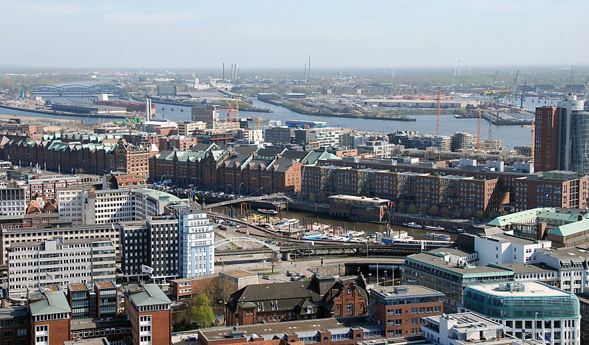 11_17551 Luftaufnahme von der Speicherstadt - Blick ber den Hamburger Binnenhafen und den Zollkanal zum Areal der Speicherstadt Hamburgs. Rechts die moderne Broarchitektur am Kehrwieder - im Hintergrund die grosse Baustelle der Hafencity Hamburg. Ganz links die Elbbrcken ber die Norderelbe.