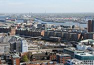 11_17551 Luftaufnahme von der Speicherstadt - Blick ber den Hamburger Binnenhafen und den Zollkanal zum Areal der Speicherstadt Hamburgs. Rechts die moderne Broarchitektur am Kehrwieder - im Hintergrund die grosse Baustelle der Hafencity Hamburg. Ganz links die Elbbrcken ber die Norderelbe.