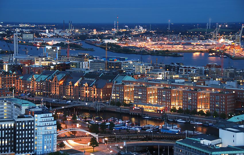 11_17553 die sogenannte " Blaue Stunde " ber der Hamburger Speicherstadt und dem Hamburger Hafen. Die Speicherstadt wird bei einsetzender Dunkelheit illuminiert, so dass die besondere Sehenswrdigkeit und Touristenattraktion der Hamburger Architektur hervor gehoben wird. Der Lagerhauskomplex steht seit 1991 unter Denkmalschutz - auch mchte die Hamburger Kulturbehrde, dass die einzigartige Hamburger Architektur zum Weltkulturerbe erklrt wird. 