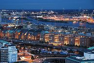 11_17553 die sogenannte " Blaue Stunde " ber der Hamburger Speicherstadt und dem Hamburger Hafen. Die Speicherstadt wird bei einsetzender Dunkelheit illuminiert, so dass die besondere Sehenswrdigkeit und Touristenattraktion der Hamburger Architektur hervor gehoben wird. Der Lagerhauskomplex steht seit 1991 unter Denkmalschutz - die Hamburger Kulturbehrde hat initiiert, dass neben dem Hamburger Kontorhausviertel die Einzigartigkeit der Hamburger Speicherstadt von der UNESCO zum Weltkulturerbe erklrt wird. 