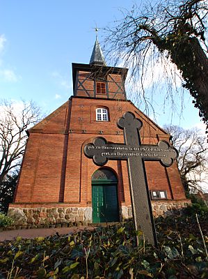 011_15343 - gusseisernes Kreuz aus dem 19. Jh. vor der Eingangsseite der Bergstedter Kirche.