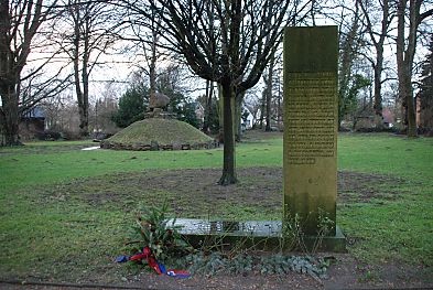 011_15345 - Mahnmal an fr 35 Frauen und den Sugling, die 1943/44 die im Aussenlager Sasel des Konzentrationslager Neuengamme ums Leben kamen. (Bildhauer Axel Peters)