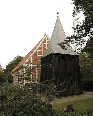011_15038 - Holzglockenturm an der Stirnseite der Fachwerk-Kirche. 