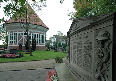 011_15039 - Gedenktafel in Erinnerung an gefallene Soldaten des I. Weltkrieg auf dem Kirchhof Allermhe; Inschrift " Treu bis in den Tod  - Es starben fr das Vaterland ..."