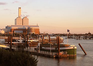 04_229094 - Blick ber die Billwerder Bucht; m Hintergrund das Kraftwerk Tiefstack.