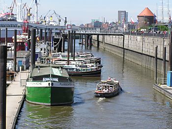 04_22907 - die Flussschifferkirche an ihrem Liegeplatz zum Hafengeburtstag am Baumwall/Niederhafen eine Hafenrundfahrt- Barkasse fhrt vorbei.
