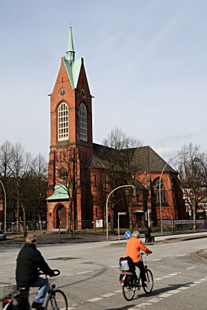 011_17411 - Anfang 2008 wurde das Gelnde der Barmbeker Heiligengeist Kirche mit einem Bauzaun versehen. 