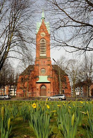 011_17412 - die Narzissen / Osterglocken beginnen auf der Wiese vor den entwidmeten Heiligengeistkirche zu blhen. 