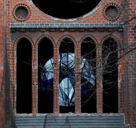 011_17415 - durch die zerstrten Fenster ist die farbige Bleiverglasung auf der Ostseite der Kirche zu erkennen. Das Dekorfenster wird bestehen bleiben und in den Neubau der Wohnanlage integriert werden.