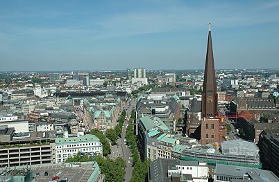 011_15667 - Brechts die Jakobikirche; in der Bildmitte verluft die Mnckebergstrasse und lks. die Fussgngerzone der Shopping Mall Spitaler Str. 