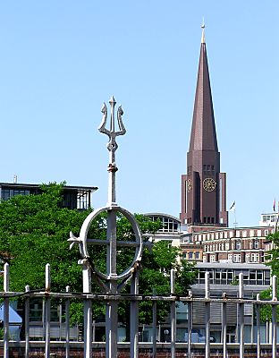 011_15674 - Blick ber den Zaun des ehem. Freihafens der Hamburger Speicherstadt, der das zollfreie Gelnde am Zollkanal sichert. 