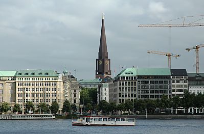 011_15675 - ein Alsterdampfer fhrt Richtung Aussenalster; hinter dem Alstertor die Hauptkirche St. Jakobi.