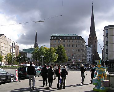 011_15682 - Blick vom Jungfernstieg ber die Reesendammbrcke zur Baulcke am Ballindamm, in der die moderne Europapassage errichtet wurde - dahinter ist der Turm der Jakobikirche zu erkennen. 