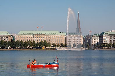 011_15683 - Entspannung pur auf der Hamburger Binnenalster; zwei Kanus liegen in der Abendsonne auf dem Wasser - im Hintergrund die Alsterfontne und die St. Jakobi Kirche.