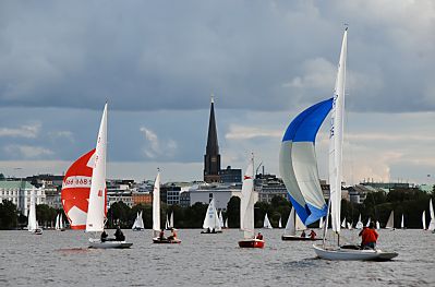 011_15684 - Segeln auf der Hamburger Aussenalster - die Segelschiffe fahren mit vollen Segeln ber Hamburgs Binnensee.