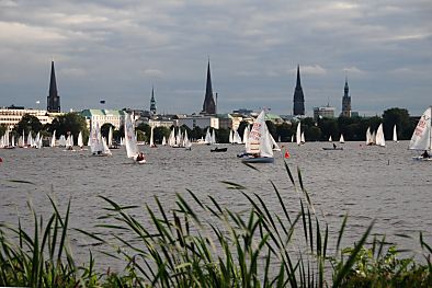 011_15685 - Hamburg Panorama mit Segelbooten: links die Jacobi Kirche, dann die Spitze vom Kirchturm der St. Katharinenkirche, re. davon die St. Petrikirche und der Turm der Nikolaikirche - ganz recht der Turm vom Hamburger Rathaus. 