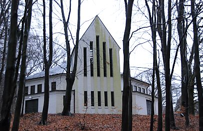 011_15355 - das Kirchengebude steht auf einem mit hohen Bumen bewachsenen Hgel ber der Alsterniederung. 