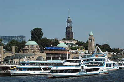 011_14550 - Blick ber die Landungsbrcken zur St. Michaeliskirche; Ausflugsdampfer und Schiffe der Hafenrundfahrt haben am Ponton festgemacht.