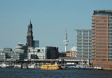 011_14553 - Blick ber das Kehrwieder zum Baumwall; in der Bildmitte der Fernsehturm Hamburg.