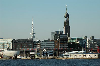 011_14554 - Hamburg Panorama; die Hochbahn fhrt ber den Viadukt am Baumwall / Vorsetzen.