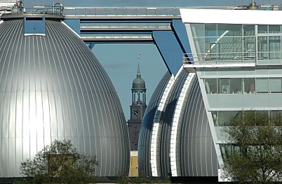 011_14559 - der Kirchturm vom Michel und Faultrme vom Klrwerk auf dem Khlbrand.