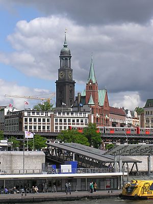 011_14562 - Blick ber die Landungs- brcken; ein Hochbahn - Zug fhrt in die Station ein.