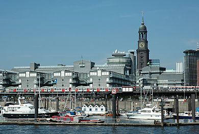 011_14566 - im Vordergrund der Sportboothafen / Niederhafen; hinter dem Hochbahn - Viadukt das Verlagsgebude von Gruner + Jahr.