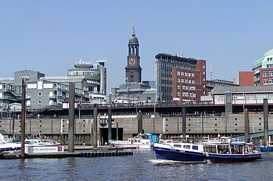 011_14569 - eine Barkasse mit Hamburg - Touristen kommt aus den Fleeten der Speicherstadt und fhrt Richtung Elbe; in der Bildmitte die Einfahrt in das Herrengrabenfleet. 
