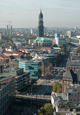 011_14573 - Blick ber den Rdingsmarkt und die Ludwig- Erhard-Strasse zur St. Michaeliskirche.