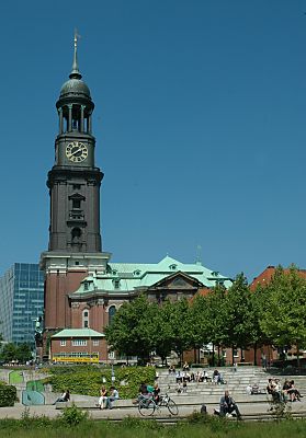 011_14576 - neugestalteter Platz bei der Kirche; whrend der Mittagspause knnen die Angestellten der umliegenden Brohuser in der Sonne sitzen. 