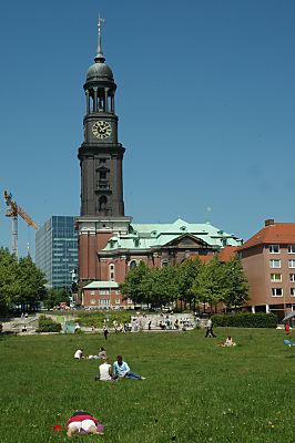 011_14579 - Liegewiese in Hamburgs Innenstadt bei der St. Michaelis Kirche.