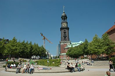 011_14580  Brunnen - Anlage beim Michel; Menschen sitzen am Brunnenrand und unterhalten oder sonnen sich. 