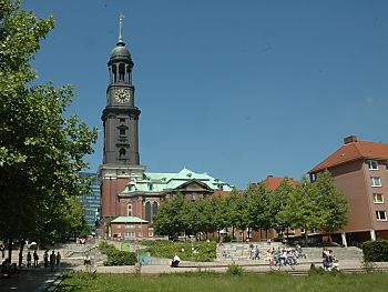 011_14581 - Platz und Wohnhuser bei der St. Michaeliskirche