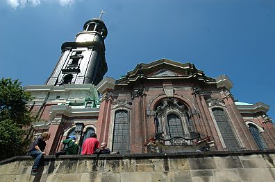 011_14587 - Touristen sitzen auf der Mauer vor der Kirche.