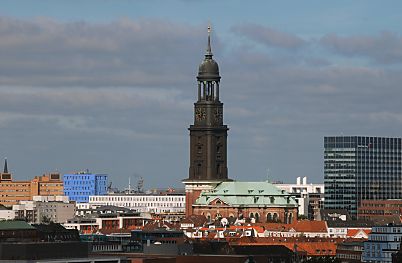 011_15771 - Blick vom Kaispeicher A ber die Dcher Hamburgs zur St. Michaelis Kirche.