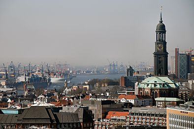 011_15772 - der Michel als Hamburg Wahrzeichen an der Elbe; im Schwimmdock liegt ein Schiff zur Reparatur, ein Containerschiff verlsst hochbeladen den Hafen.  