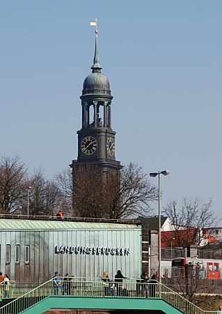 011_15774 - Blick von den Landungsbrcken zur Hochbahnstation Landungsbrcken. Ein Zug der U-Bahn verlsst die Haltestelle.