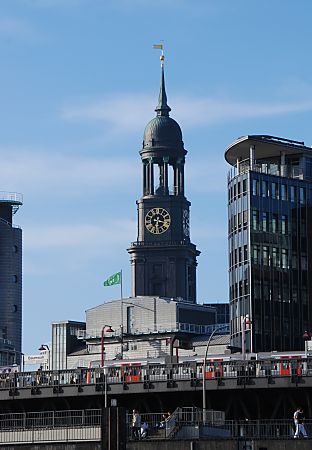 011_15775 - das Hochbahnviadukt am Baumwall und dem Verlagsgebude von Gruner + Jahr an der Hochbahnhaltestelle Baumwall.