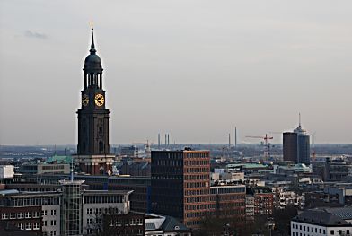 011_15776 - Hamburg am Abend, das goldene Ziffernblatt der Turmuhr von der Hamburger St. Michaeliskirche strahlt golden in der Abendsonne. Im Hintergrund rechts der Broturm am Kehrwieder.  
