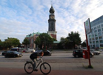 011_15779 - Fahrrad-  und Autoverkehr an der Ludwig-Erhard-Strasse.  